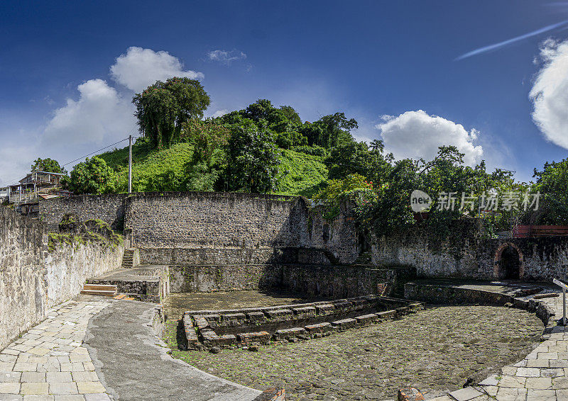 在圣皮埃尔，近3万人死于Pelée火山爆发在1902年，查看残存的废墟Salle de la Comédie，剧院房间。